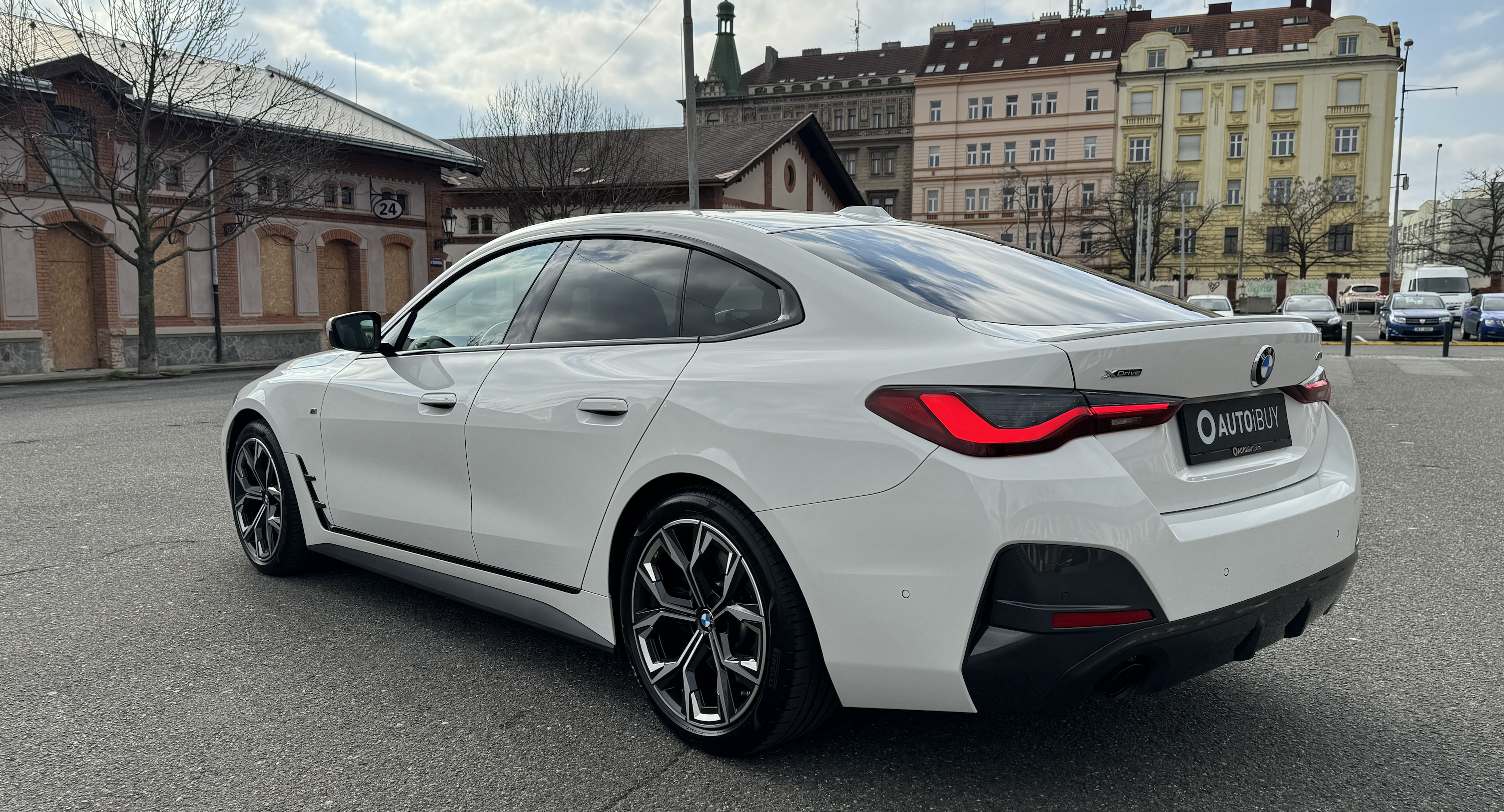 BMW 430d xDrive GranCoupé Msport | české ojeté auto | 3.0 nafta | sportovní naftové 4dveřové coupé | bílá s černou alcantarou | perfektní výbava | polep bílá matná | nákup online | AUTOiBUY.com